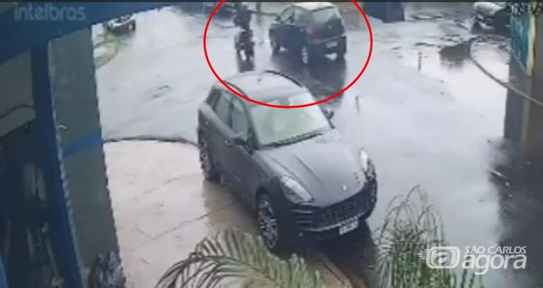 Câmera flagra homem sendo morto a tiros dentro de veículo - 