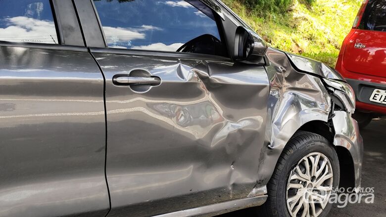 Colisão entre moto e carro deixa jovem ferido na Avenida Comendador Alfredo Maffei - Crédito: SCA