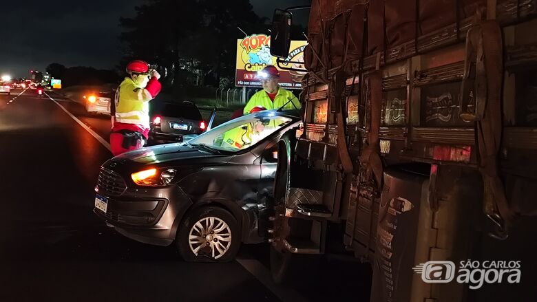 Carro e caminhão colidem na Washington Luís  - Crédito: SCA