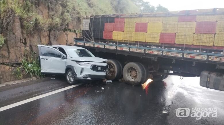 Colisão entre carreta e automóvel é registrada na Washington Luís - Crédito: CCI Artesp