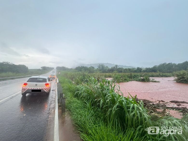 Alagamento interdita totalmente a SP-255  - Crédito: CCM Artesp