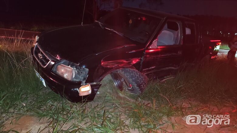 Amarok invade pista contrária e colide com S10 na SP-215 - Crédito: Lourival Izaque