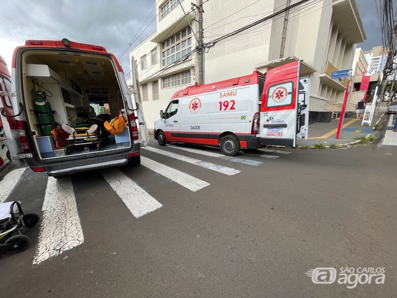 Noivos ficam feridos em acidente entre carro e moto no Centro de São Carlos - Crédito: Lourival Izaque 