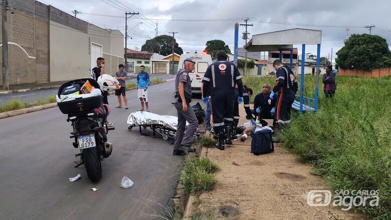 Homem é socorrido inconsciente após ser esfaqueado na região do CDHU - Crédito: SCA