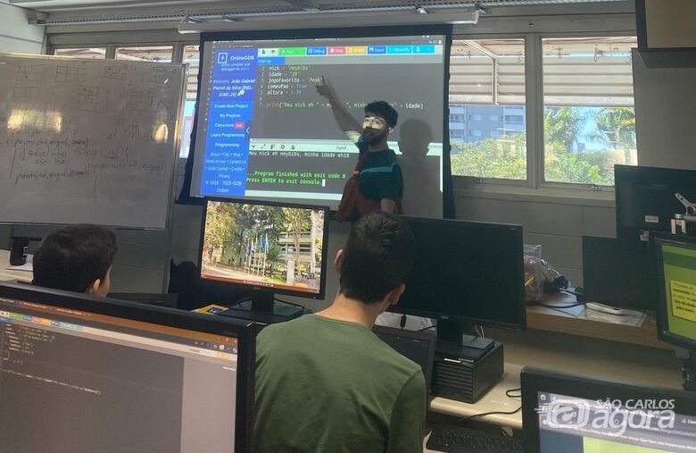 Como monitores, os alunos da USP  desenvolvem habilidades de ensino, comunicação, formulação de ideias e lógica de programação | (Crédito da Imagem: PET Computação) - 