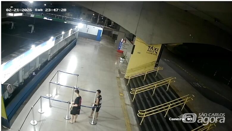 Jovens furtam divisor de fila no Terminal Rodoviário; veja vídeo - Crédito: reprodução 
