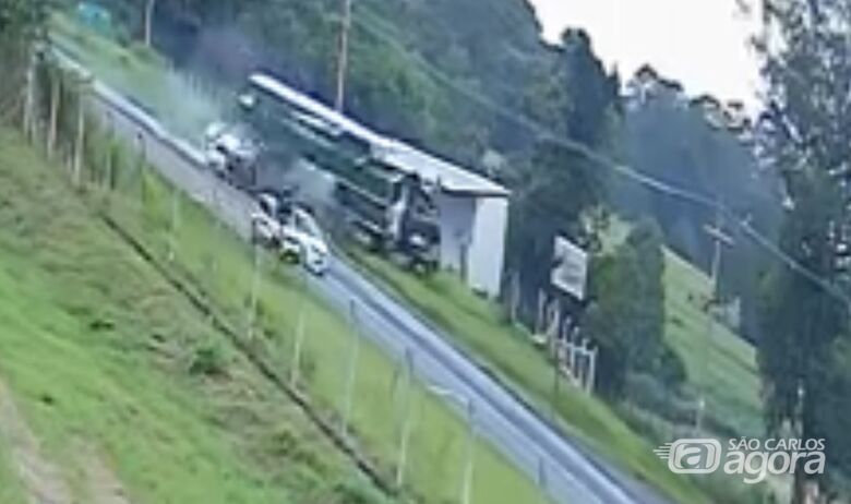 Câmera flagra colisão que terminou com a morte de mulher na SP-215; veja vídeo  - Crédito: Reprodução 