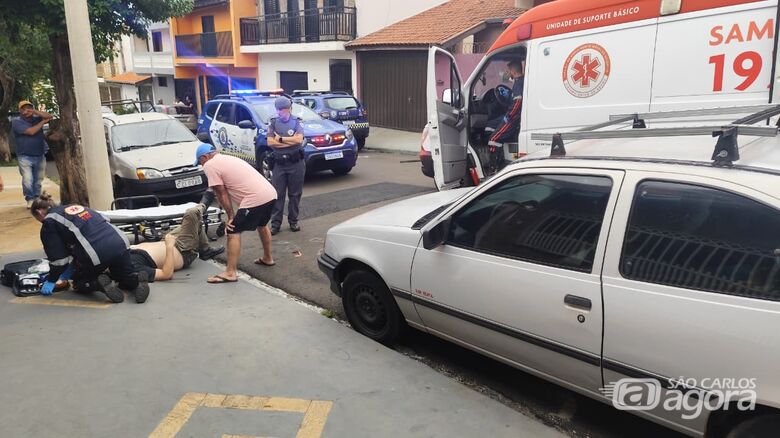 Momento em que umas das vítima é socorrida - Crédito: arquivo