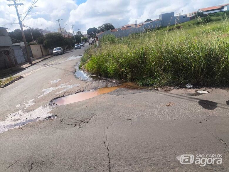 Moradores denunciam buracos em vias do bairro Ipê Mirim - 