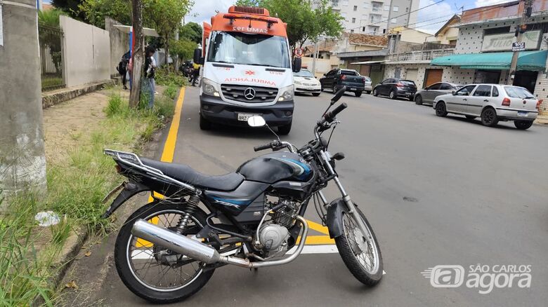 Pai e filha ficam feridos em colisão entre moto e carro de agente de trânsito na Vila Prado - Crédito: SCA