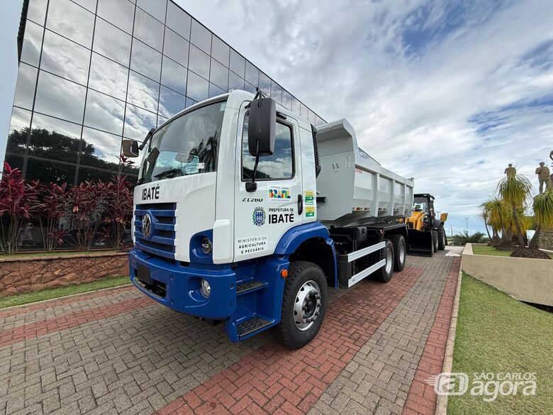 Ibaté amplia frota de serviços públicos com caminhão e retroescavadeira - 