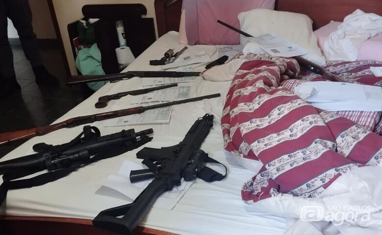 Criminosos rendem caseiro e roubam dez armas de fogo em sítio às margens da SP-215, em São Carlos - Crédito: SCA