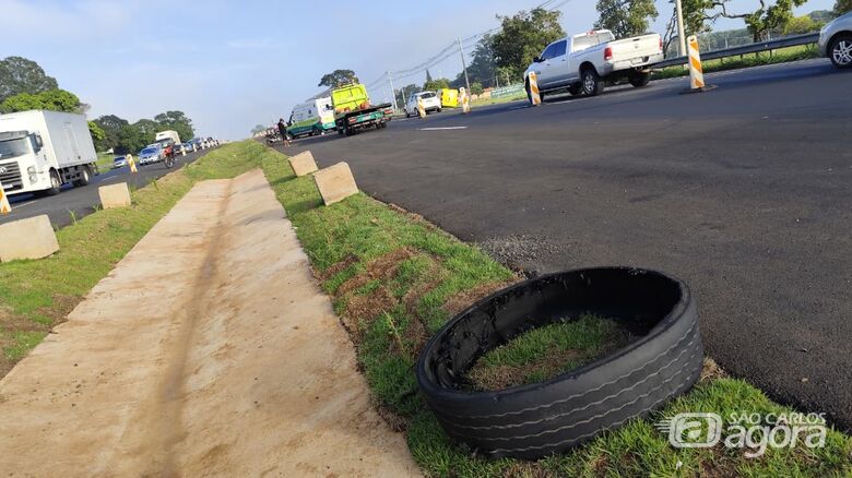 Motociclista cai após passar sobre ressolagem na SP-310 em São Carlos - Crédito: SCA