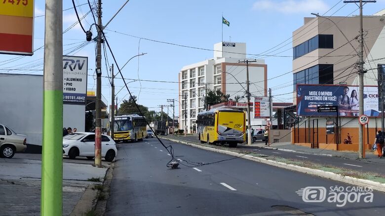 Caminhão danifica fiação aérea e provoca interdição total da Avenida Professor Luiz Augusto de Oliveira - Crédito: SCA