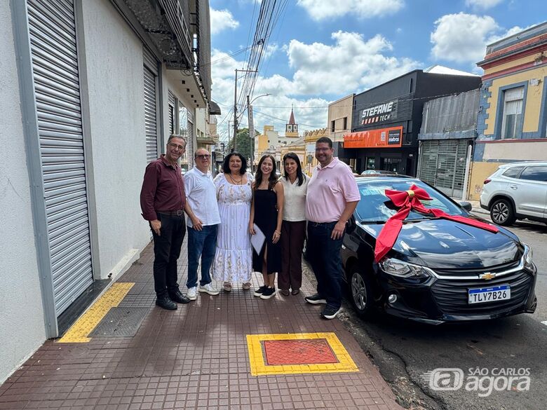 Professora de São Carlos recebe veículo zero quilômetro da campanha de Natal da ACISC - Crédito: divulgação