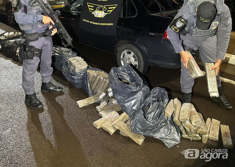 Jovem da região é preso pelo TOR com mais de 200 tijolos de maconha na SP-294 em Avaí - Crédito: Foto: Divulgação/TOR