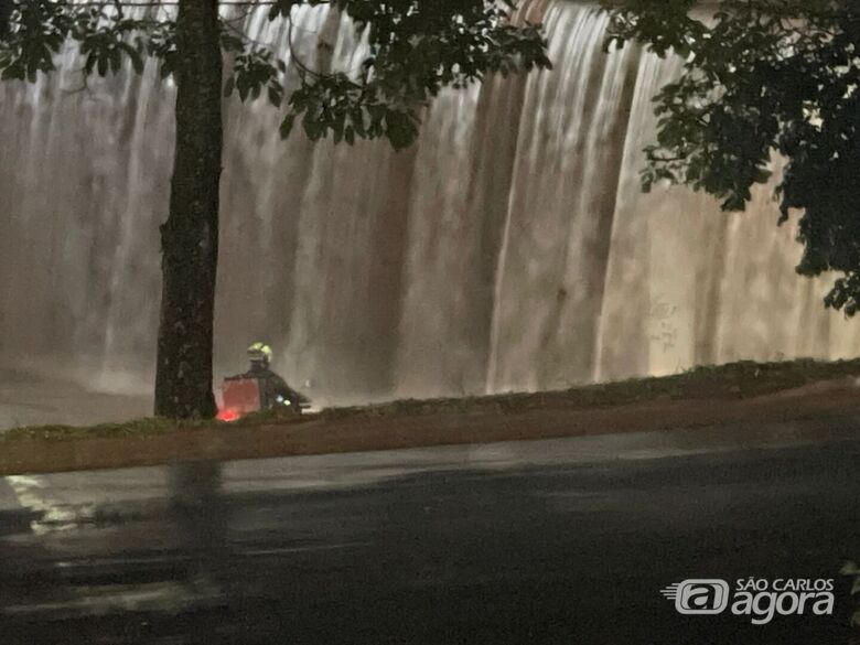 Chuva forte provoca alagamentos em vários bairros de São Carlos na noite deste sábado - 