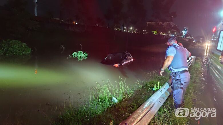 Carro é encontrado ilhado em alagamento na Rodovia Washington Luís; veja vídeo - 