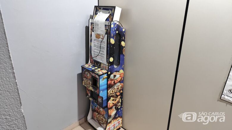 Máquina de jogo de azar é apreendida em bar no Cidade Aracy - Crédito: SCA