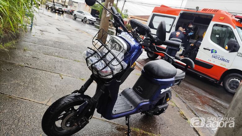 Colisão entre moto elétrica e carro deixa mulher ferida no bairro Botafogo - Crédito: SCA