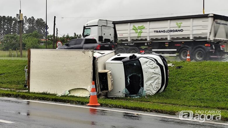 Aquaplanagem provoca tombamento de caminhão na Washington Luís em São Carlos - Crédito: SCA