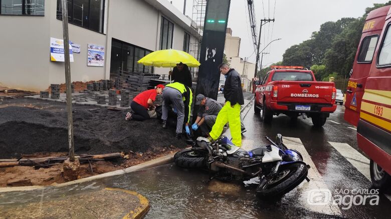 Colisão entre moto e carro deixa passageira ferida próximo à USP - Crédito: SCA