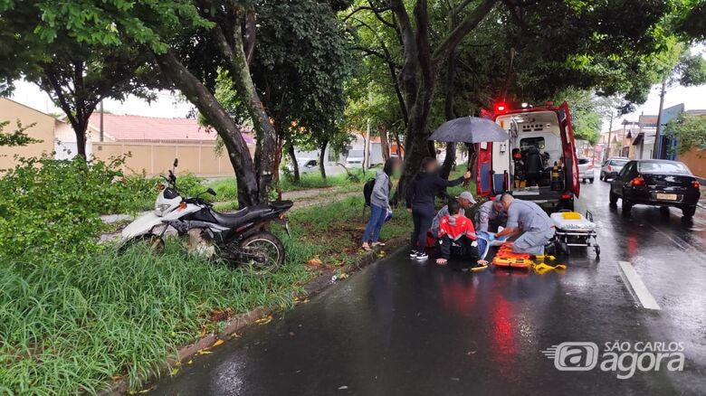 Motociclista sofre queda ao passar sobre faixa de pedestres molhada - Crédito: SCA