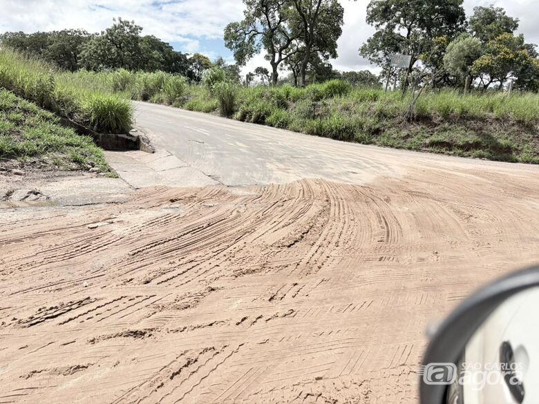 Moradores denunciam acúmulo de terra e areia em avenida após fortes chuvas - 