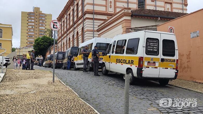 Fiscalização em vans escolares é realizada em frente a escolas na manhã desta quarta-feira - Crédito: SCA