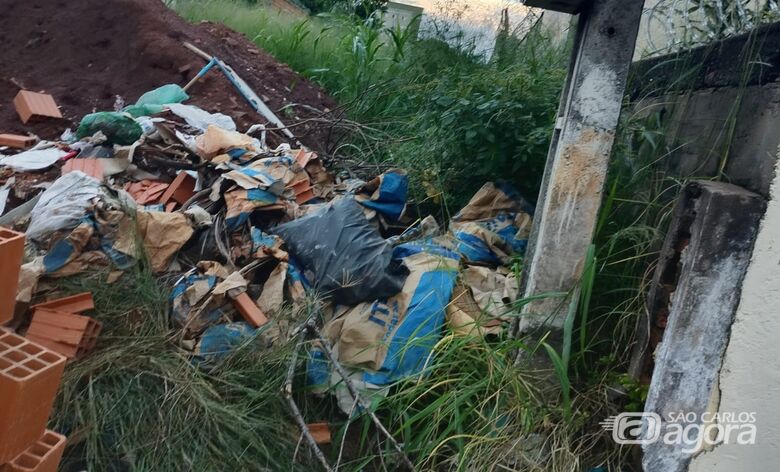 Terreno abandonado gera insegurança e transtornos a moradores na Vila Costa do Sol -