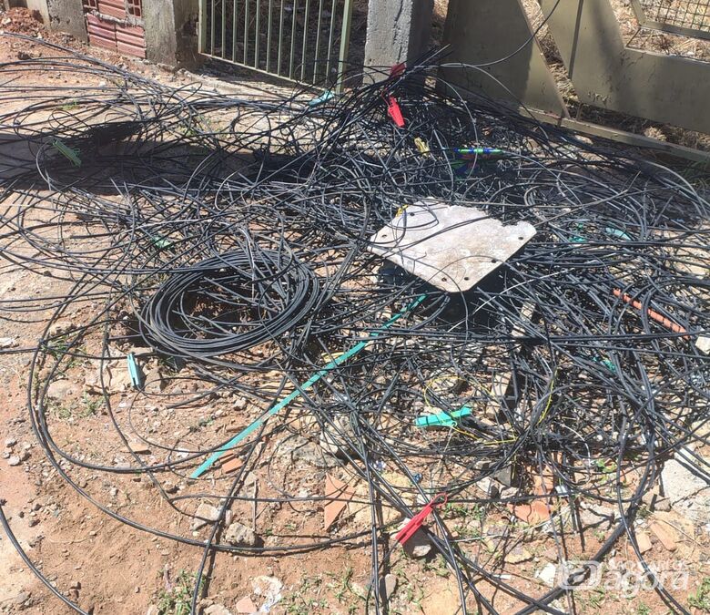 Moradores denunciam descarte irregular de fios de internet no Douradinho - 