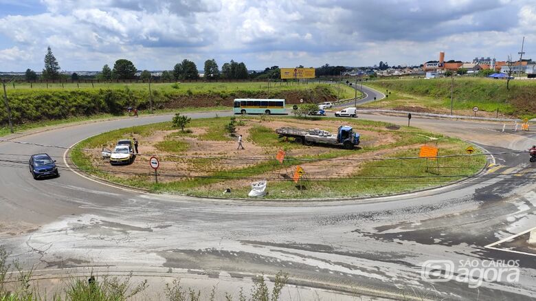 Caminhão derruba carga de cimento na rotatória do Santa Felícia e causa congestionamento - Crédito: Maycon Maximino