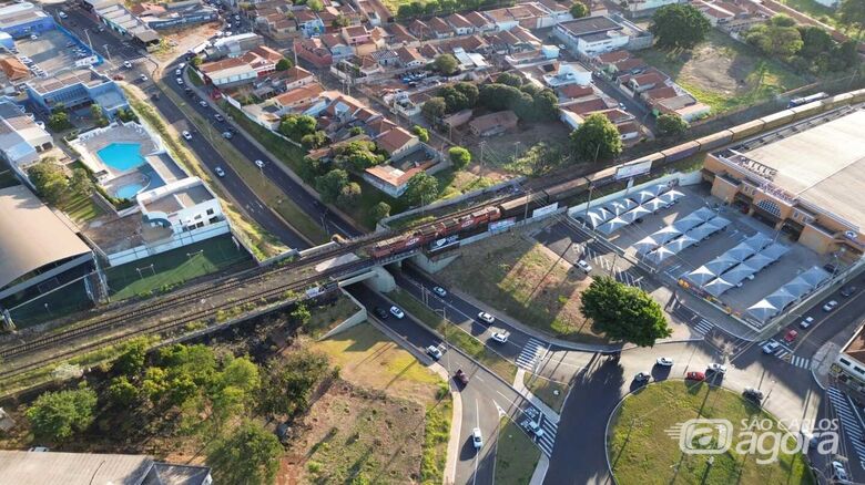 Os trens da Rumo percorrem aproximadamente 1.500 a 1.700 quilômetros no trajeto entre o terminal de cargas em Rondonópolis (MT) e o Porto de Santos (SP) - Crédito: Divulgação/Rumo
