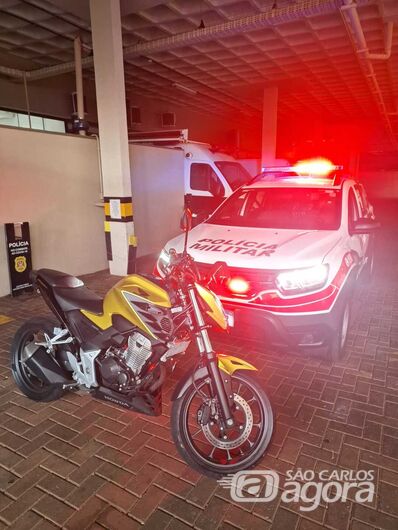 PM apreende moto furtada de São Carlos e prende homem em Araraquara - Crédito: Foto: Divulgação/PM