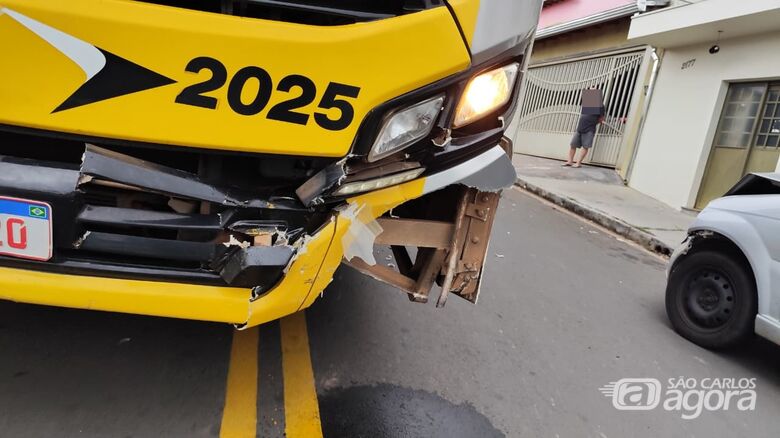 Passageiro de aplicativo fica ferido após colisão com ônibus - Crédito: SCA