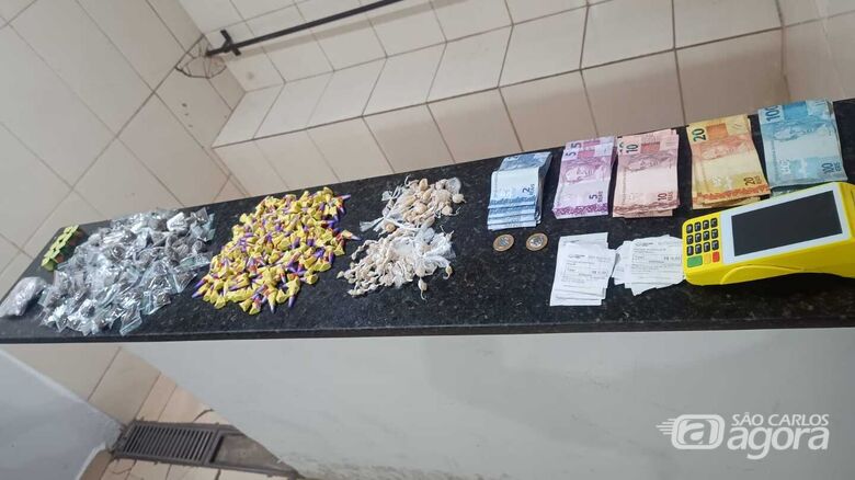 Força Tática apreende grande quantidade de drogas e detém adolescente por tráfico no Cidade Aracy - Crédito: Foto: Maycon Maximino/São Carlos Agora