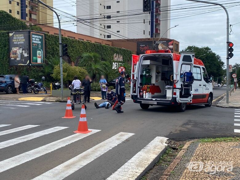 Acidente no Centro de São Carlos deixa duas pessoas feridas - Crédito: SCA