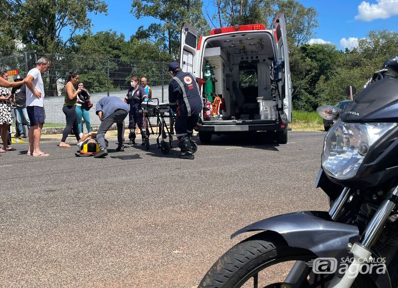 Motociclista fica ferido após colisão na região do Shopping Passeio São Carlos - Crédito: SCA