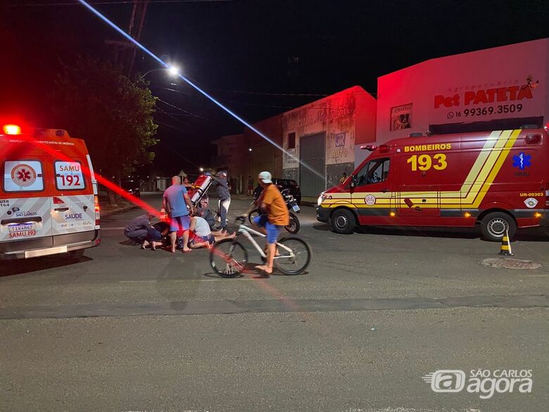 Motociclista e garupa ficam feridos após colisão com carro no São Carlos 8 - Crédito: SCA