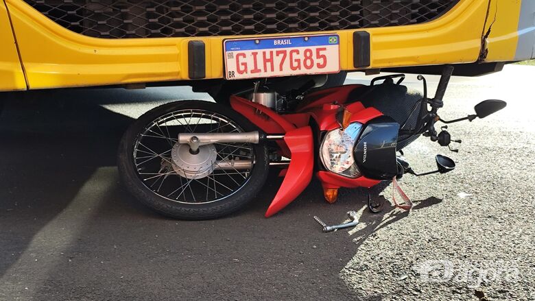Motociclista fica ferido após colisão com ônibus na região da Praça da Estação - Crédito: SCA