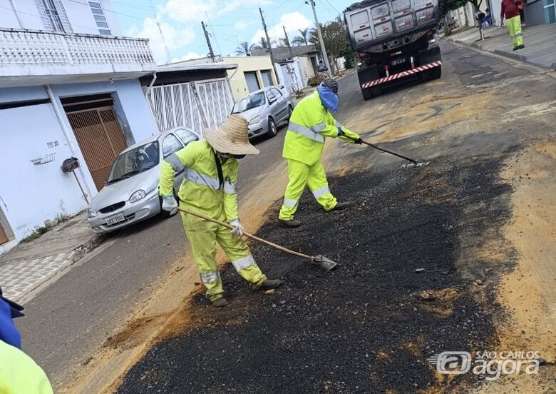 Prefeitura realiza reparos no asfalto e atende moradores do bairro Popular - 