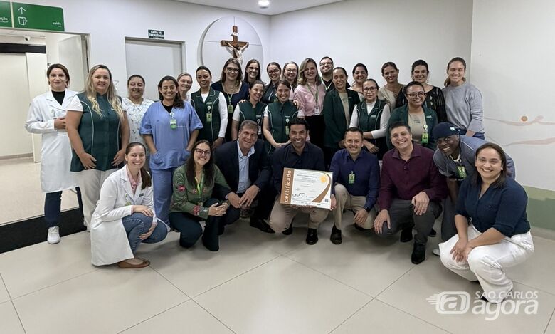 Equipes administrativa e assistencial recebendo o certificado ONA nível 1 - Crédito: divulgação