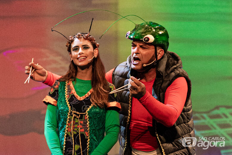 Espetáculo gratuito “Era uma vez… a Cigarra e a Formiga” chega a São Carlos com sessões em Libras -