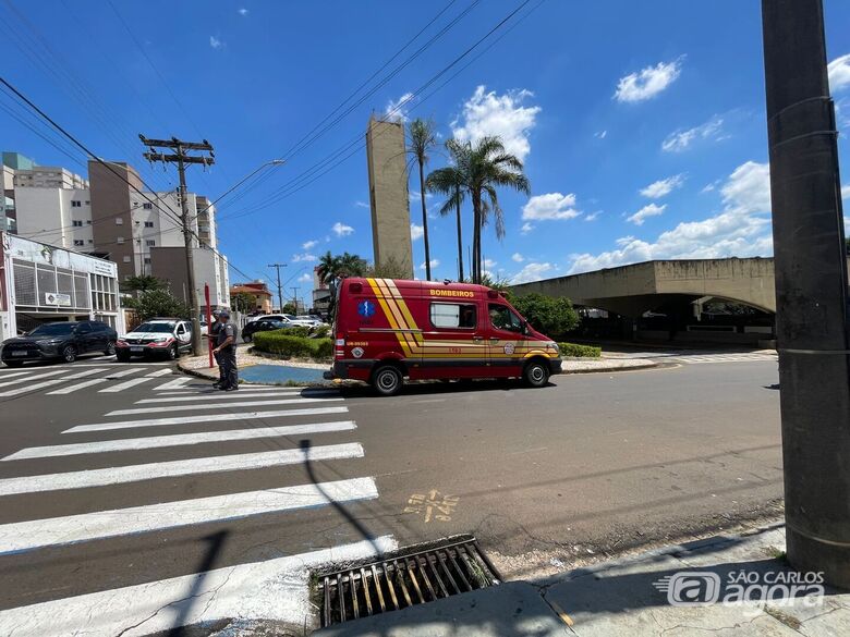 Motociclista fica ferido após colisão com carro em cruzamento próximo à rodoviária - Crédito: SCA