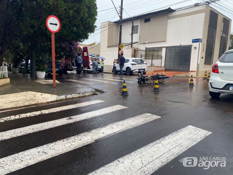 Motociclista fica ferida após colisão com carro no Centro de São Carlos - Crédito: SCA