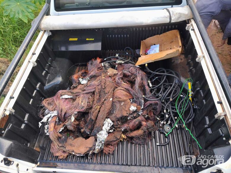 Dupla é flagrada queimando 50 quilos de cobre no São Carlos 8 - Crédito: SCA