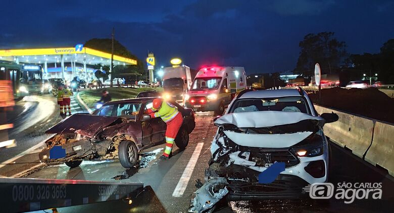 Carro sem motorista invade rodovia Washington Luís e causa acidente  - Crédito: SCA