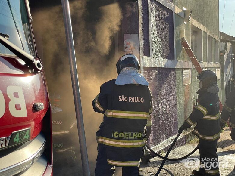 Curto-circuito em comércio mobiliza Bombeiros no Centro - Crédito: Lourival Izaque