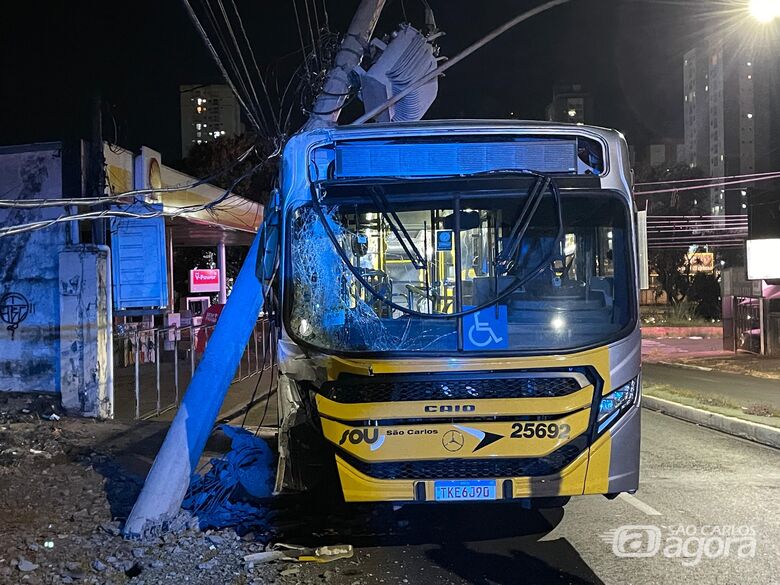 Ônibus colide contra poste na Avenida São Carlos e deixa dois feridos leves - Crédito: SCA