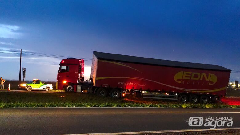 Caminhão é fechado, invade canteiro central e interdita faixa da SP-310 em Ibaté - Crédito: SCA